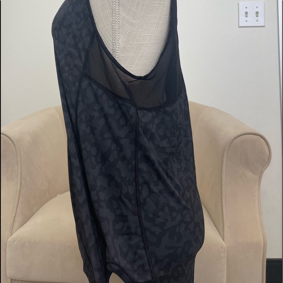 LULULEMON LEOPARD PRINT TOP WITH MESH DETAILING ON THE BACK 🐆😸 🐆😸🐆 - Picture 4 of 6